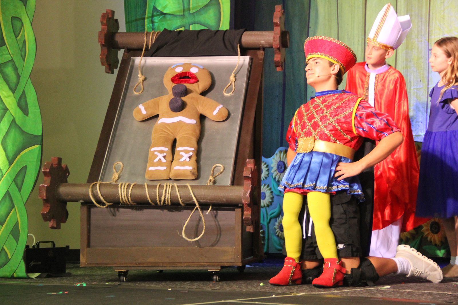 The Shrek JR. company on stage