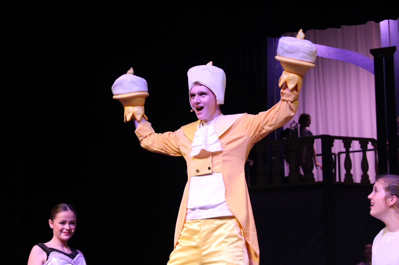 A camper performing as Lumiere